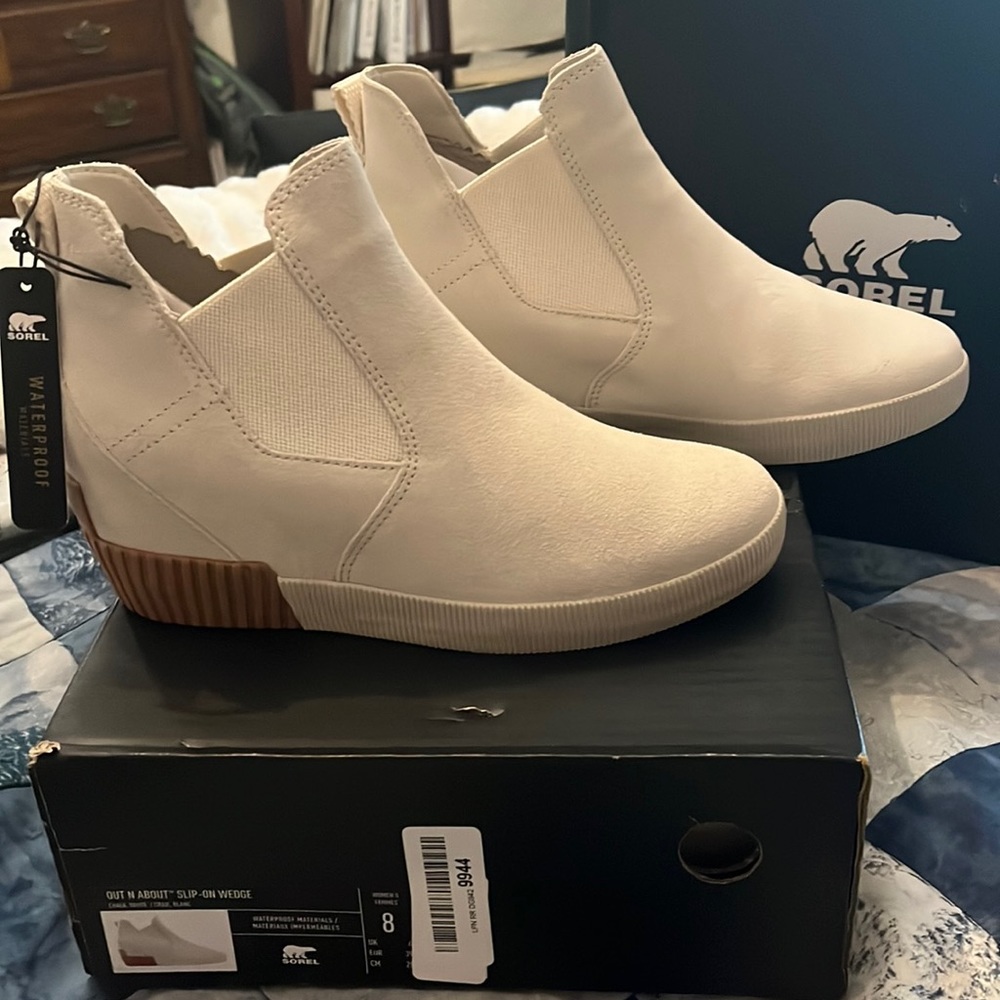 New very cute chalk slip on wedge bootie